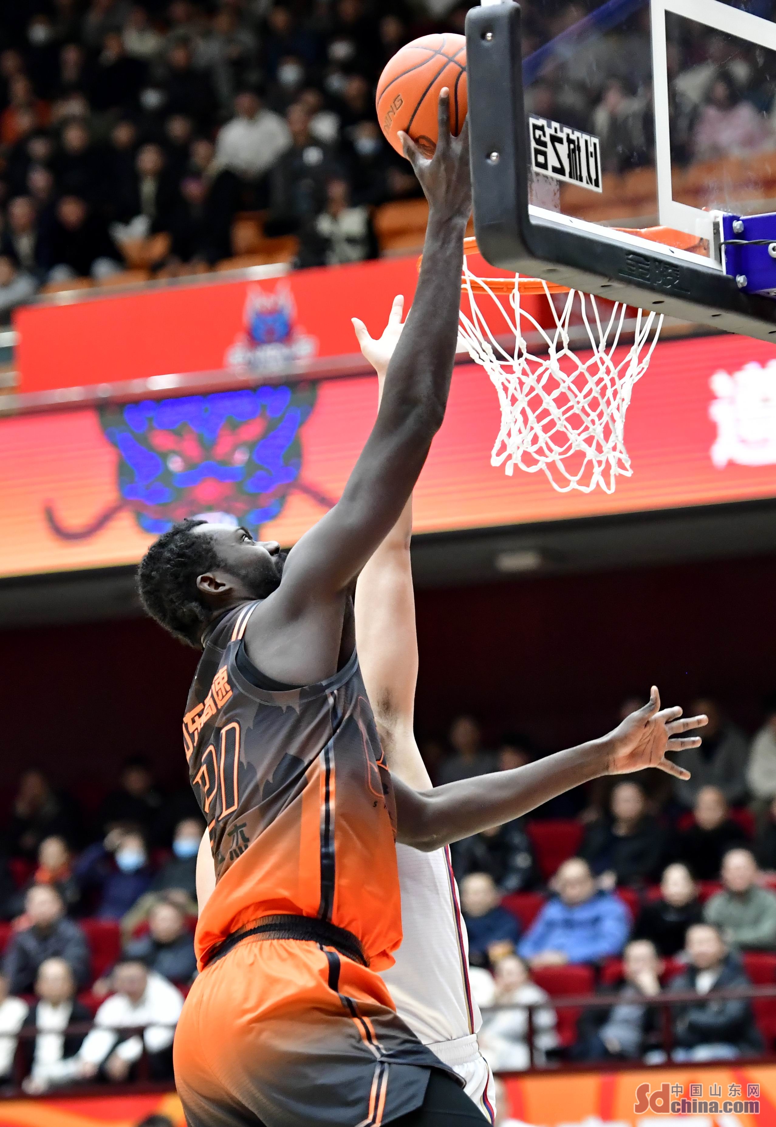 AYXSPORT官方关于今晨山东男篮外线爆发——CBA常规赛节点到来；震撼外界；赛程密集仍需轮换的信息