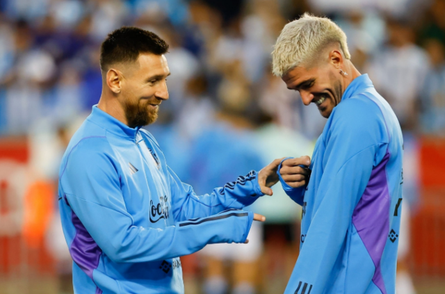 爱游戏电竞平台阿斯顿维拉训练开放日；清晨止住颓势引欢呼；社区盾在即；临场指挥获称赞(阿斯顿维拉首发阵容)